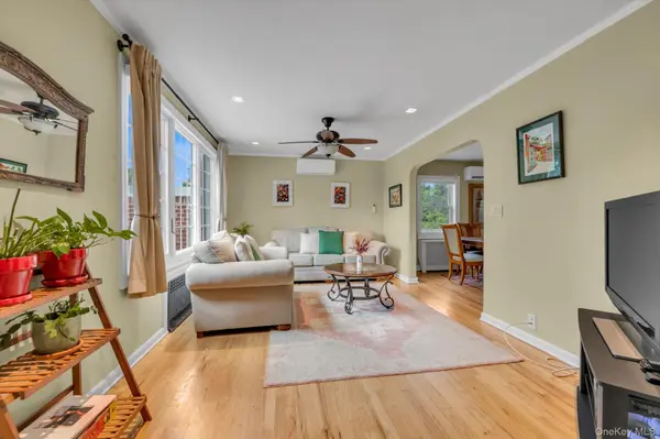 284 Whitehall RD, Garden City, NY 11530