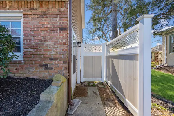 445 S Wellwood AVE, Lindenhurst, NY 11757