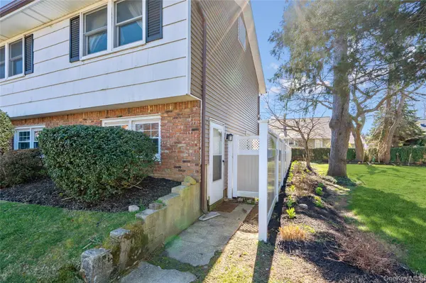 445 S Wellwood AVE, Lindenhurst, NY 11757