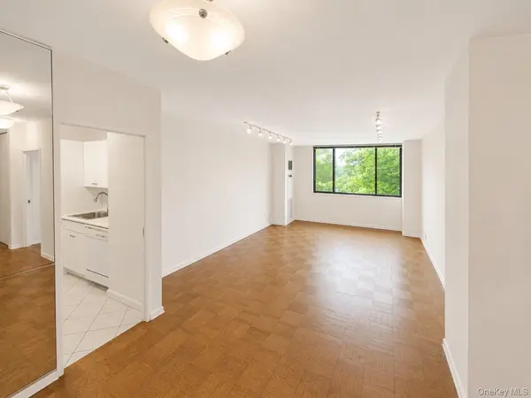 27010 Grand Central Pkwy #4M, Floral Park, NY 11005