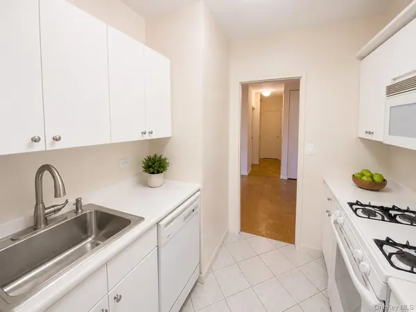 27010 Grand Central Pkwy #4M, Floral Park, NY 11005