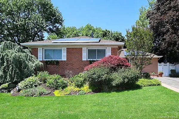 32 Randy LN, Plainview, NY 11803