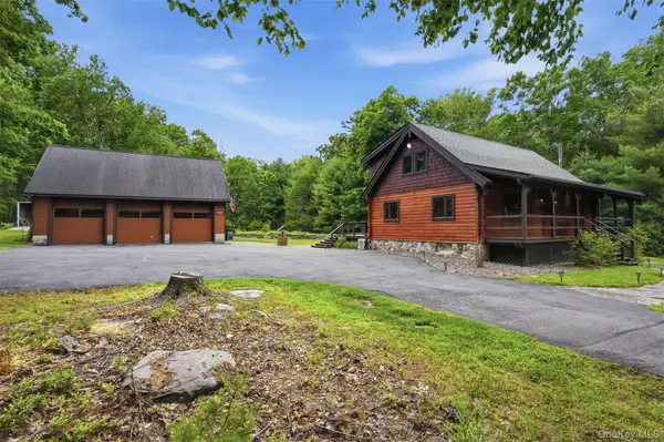 691 Peenpack TRL, Sparrowbush, NY 12780