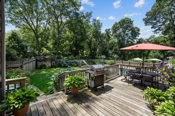 8 Washington AVE, East Setauket, NY 11733