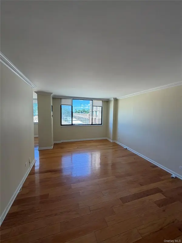 27110 Grand Central Pkwy #1U, Floral Park, NY 11005