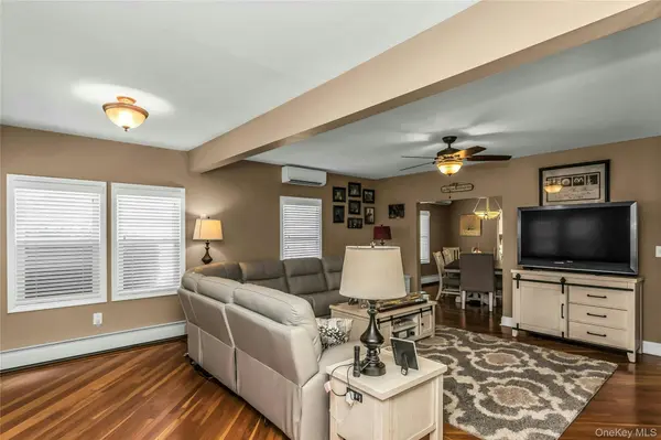 638 6th AVE, New Hyde Park, NY 11040
