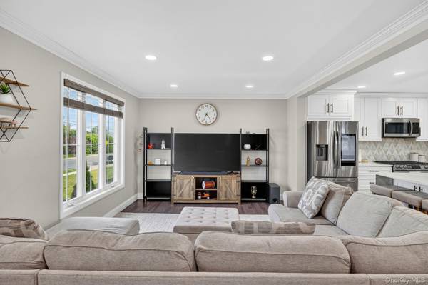 99 Kuhl AVE, Hicksville, NY 11801