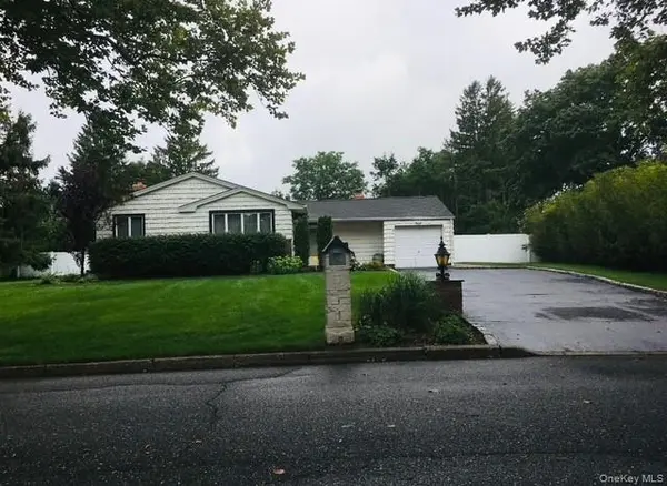 11 Darien PL, East Northport, NY 11731