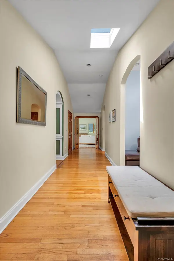 5 Eden Roc DR, Locust Valley, NY 11560