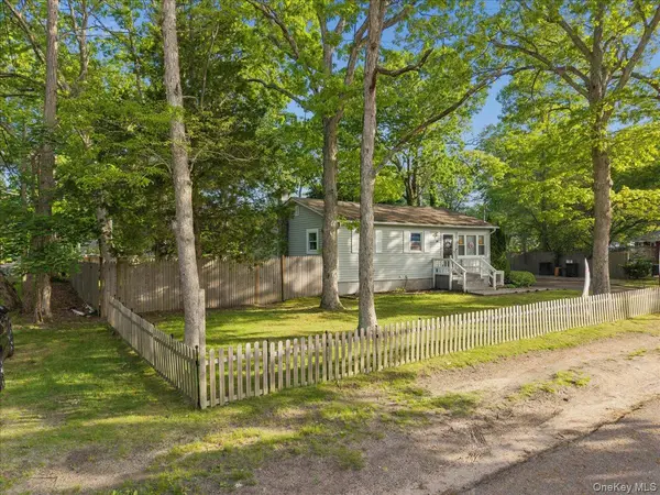 84 Queen RD, Mastic Beach, NY 11951