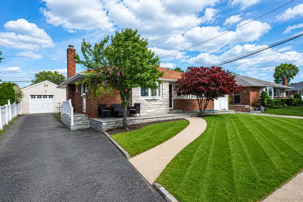 117 Wadsworth AVE, Levittown, NY 11756