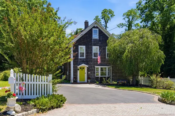 4 Landing Meadow RD,  Smithtown,  NY 11787