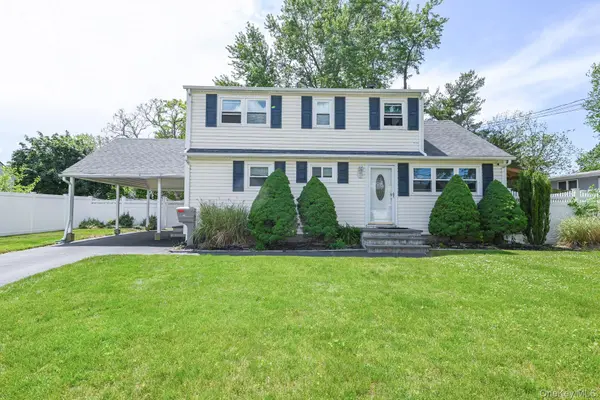 19 Midday DR, Centereach, NY 11720