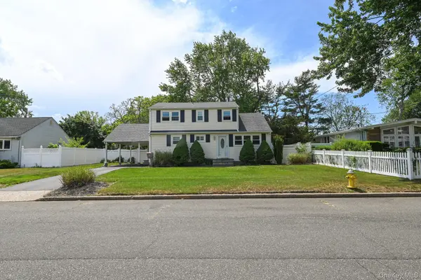19 Midday DR, Centereach, NY 11720