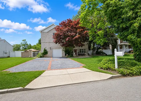 6 Naybor AVE, Medford, NY 11763