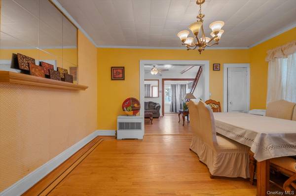 225-13 95th AVE, Floral Park, NY 11001