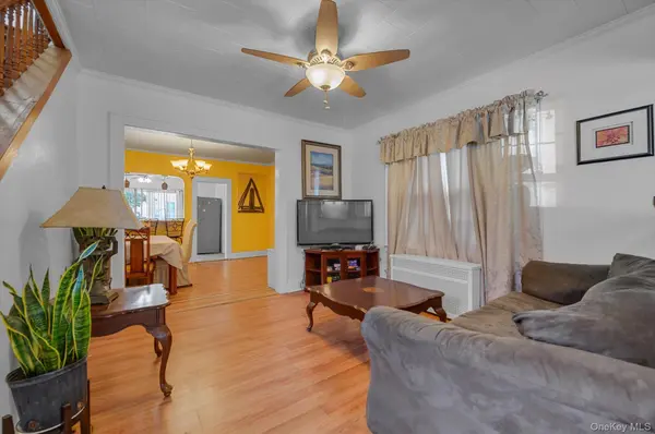 225-13 95th AVE, Floral Park, NY 11001