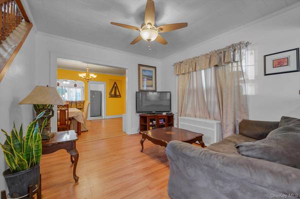 225-13 95th AVE, Floral Park, NY 11001