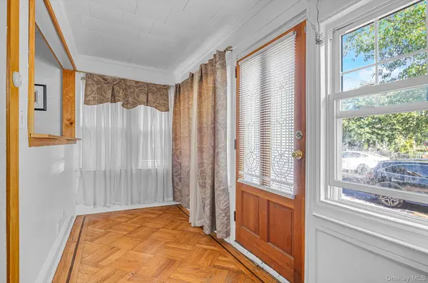 225-13 95th AVE, Floral Park, NY 11001