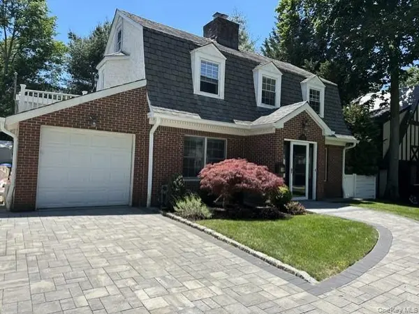 100 Rockywood RD, Manhasset, NY 11030