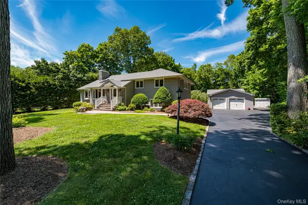 3 Hunter CT, Dix Hills, NY 11746