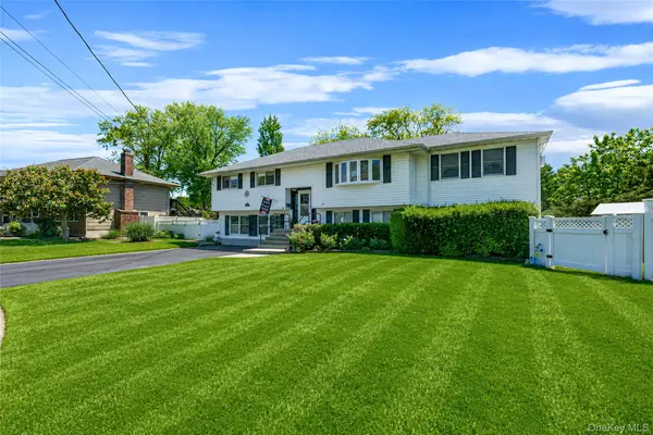 20 Rochelle CT, Amityville, NY 11701