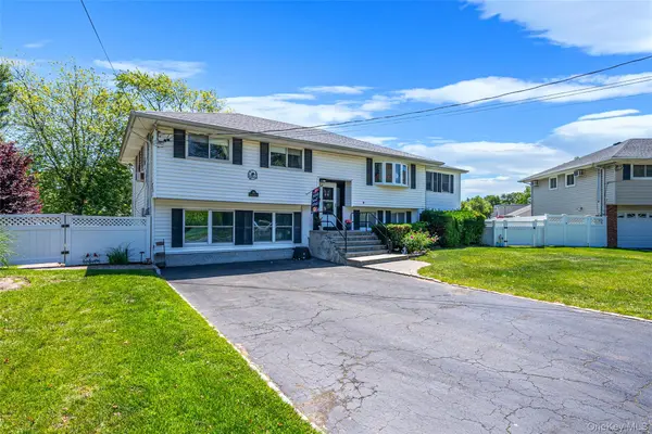 20 Rochelle CT, Amityville, NY 11701