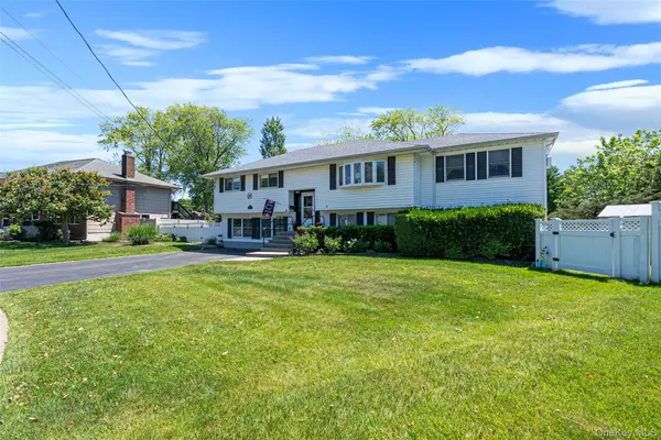 20 Rochelle CT, Amityville, NY 11701