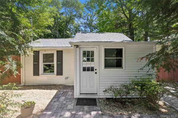 26 Flanders BLVD, Flanders, NY 11901