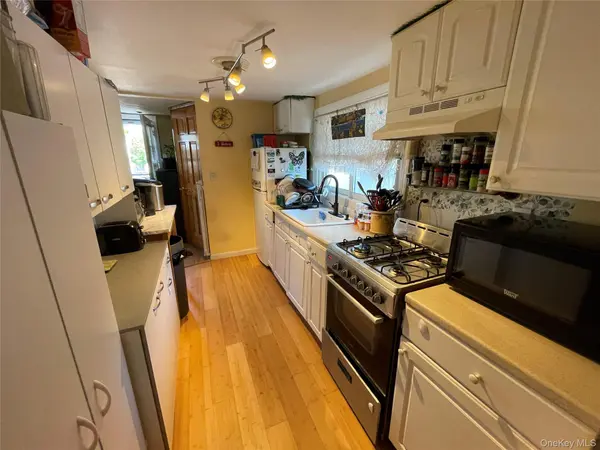 812 S 6th ST, Lindenhurst, NY 11757