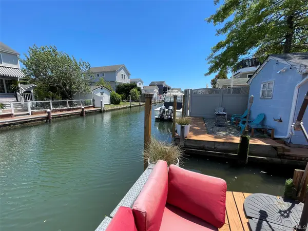 812 S 6th ST, Lindenhurst, NY 11757