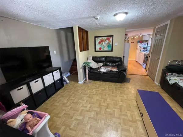 812 S 6th ST, Lindenhurst, NY 11757