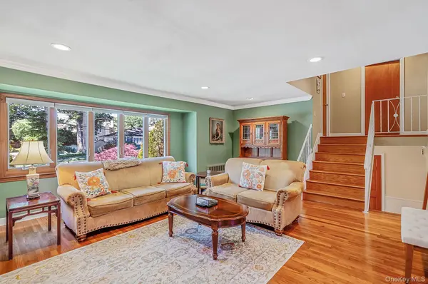 15 Wood DR, Oyster Bay, NY 11771