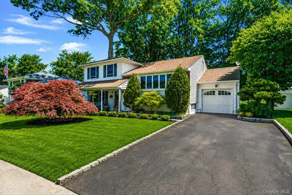 15 Wood DR, Oyster Bay, NY 11771