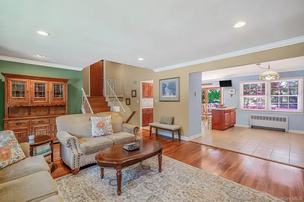 15 Wood DR, Oyster Bay, NY 11771