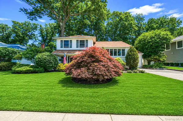 15 Wood DR, Oyster Bay, NY 11771