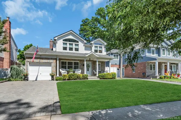 12 Pinewood LN, New Hyde Park, NY 11040