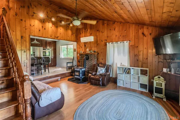 12 Ose RD, Highland, NY 12528