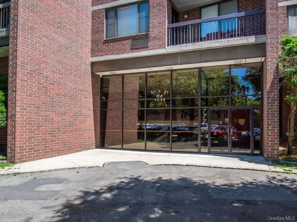 777 N Macquesten Pkwy #203, Mount Vernon, NY 10552