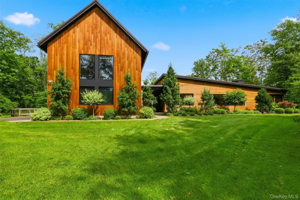 44 Woodlands TRL, Clinton Corners, NY 12514