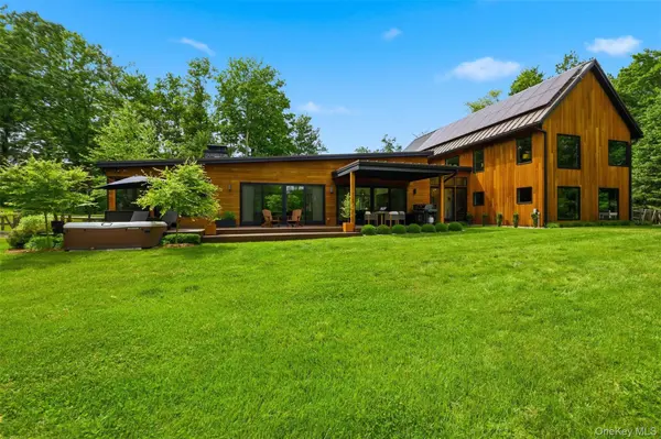 44 Woodlands TRL, Clinton Corners, NY 12514