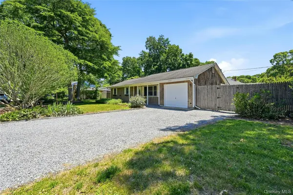 10 Twin Pine LN, Center Moriches, NY 11934