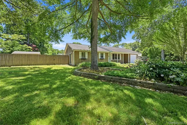 10 Twin Pine LN, Center Moriches, NY 11934