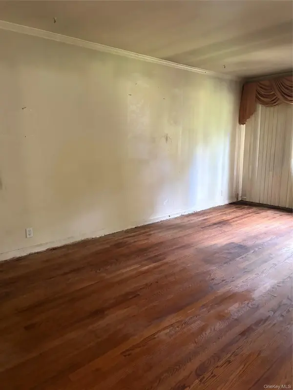 182 E Rockaway RD, Hewlett, NY 11557