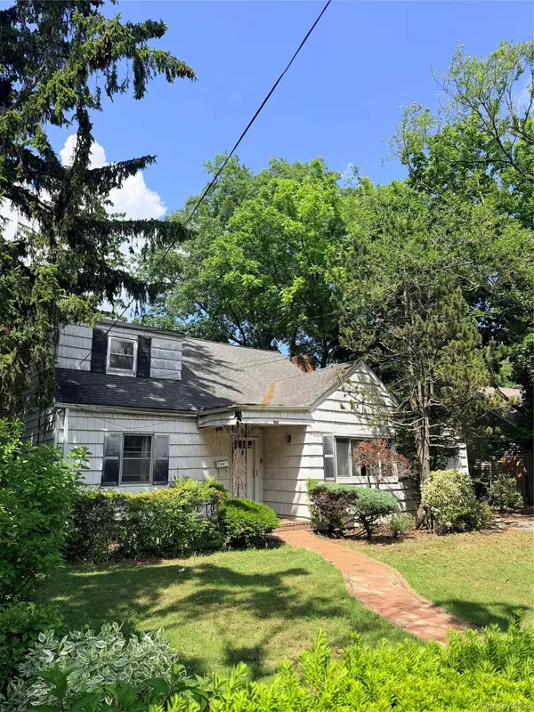 182 E Rockaway RD, Hewlett, NY 11557