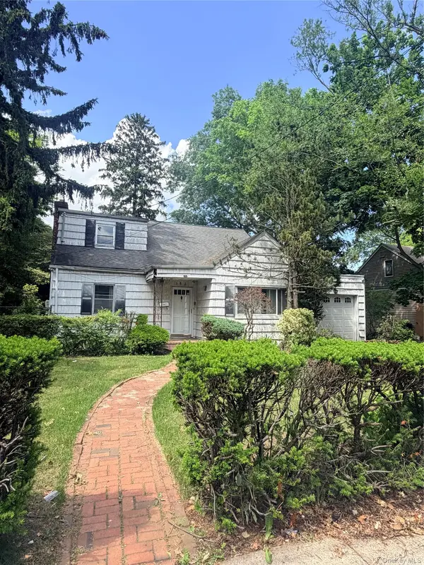 182 E Rockaway RD, Hewlett, NY 11557