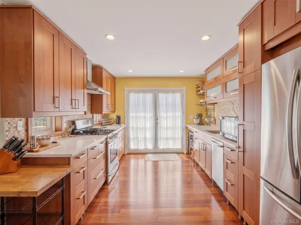 215 S 16th ST, Lindenhurst, NY 11757