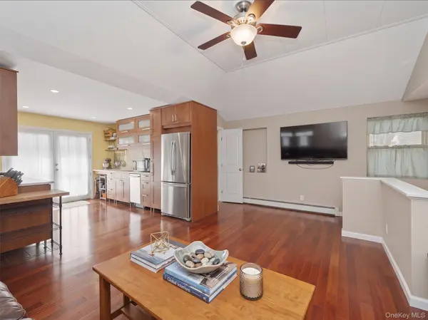 215 S 16th ST, Lindenhurst, NY 11757