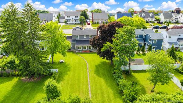 54 Twinlawns AVE, Hicksville, NY 11801