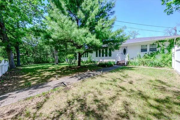 53 Ehrhardt WAY, Islandia, NY 11749